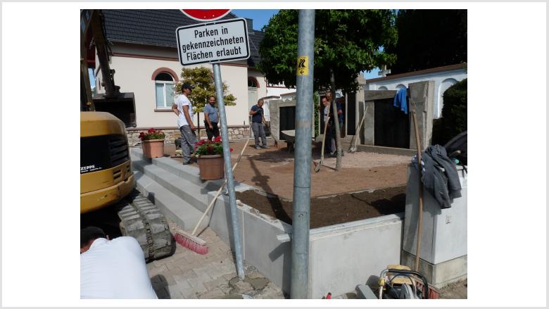 Vor dem Abschluss der Arbeiten am Gefallenendenkmal